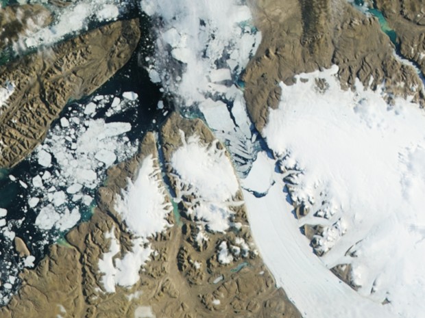 Groenlandia, si stacca un iceberg grande due volte Manhattan