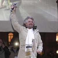 Grillo alla conquista di Milano. "In due anni cambiamo il Paese" Grillo alla conquista di Milano. "In due anni cambiamo il Paese"