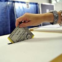Elezioni, riaperti i seggi: si vota fino alle 15 Crollo dell'affluenza, in aumento le regionali Elezioni, riaperti i seggi: si vota fino alle 15 Crollo dell'affluenza, in aumento le regionali