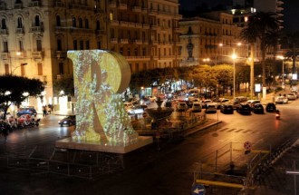 Video   / La "R" di Repubblica illumina la notte barese